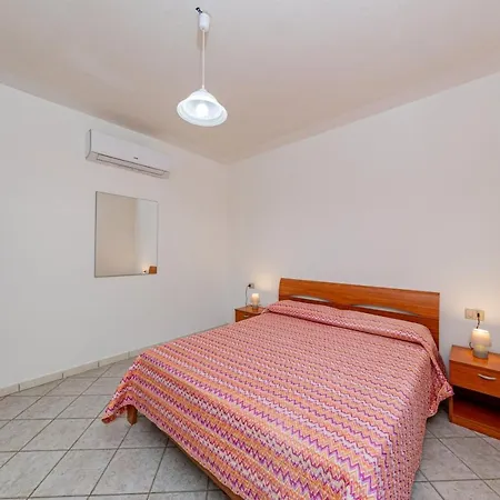 Residenziale Trilocale 4 Posti Letto Via Sardegna סאן תאודורו